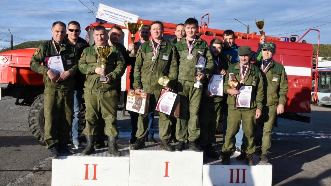 В Мурманской области прошли соревнования по маневрированию на пожарных машинах